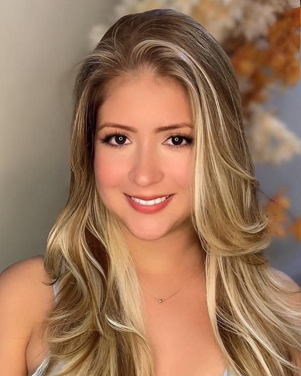 Cabelo loiro saudável e platinado por Elis Andrade